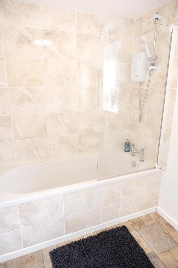 Comfortable And Cozy 4-Bedroom House Near The Hospital CBG Dış mekan fotoğraf